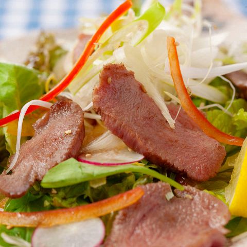 生搾りレモンのさっぱり牛タンサラダ