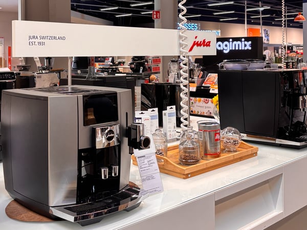 ☕ Univers du café JURA – Boulanger Orléans Saran
Plongez dans l’univers du café d’exception avec JURA chez Boulanger Orléans Saran ! ✨ Découvrez une marque reconnue pour ses machines à café automatiques haut de gamme, alliant technologie, élégance et savoir-faire.
☕ Retrouvez une sélection de machines à café JURA pour savourer chez vous des expressos, cappuccinos, latte macchiatos et bien d’autres boissons gourmandes, préparés à partir de café fraîchement moulu.
😍 Que vous soyez amateur de café intense ou adepte de boissons lactées, découvrez des machines conçues pour vous offrir une expérience café de qualité au quotidien !
📍 À retrouver dans le rayon petit électroménager, espace café, de votre magasin Boulanger Orléans Saran
