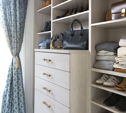 Estanterías de armario de bronceado con ropa y accesorios organizados Estantes de vestidor de color gris claro con ropa y accesorios organizados