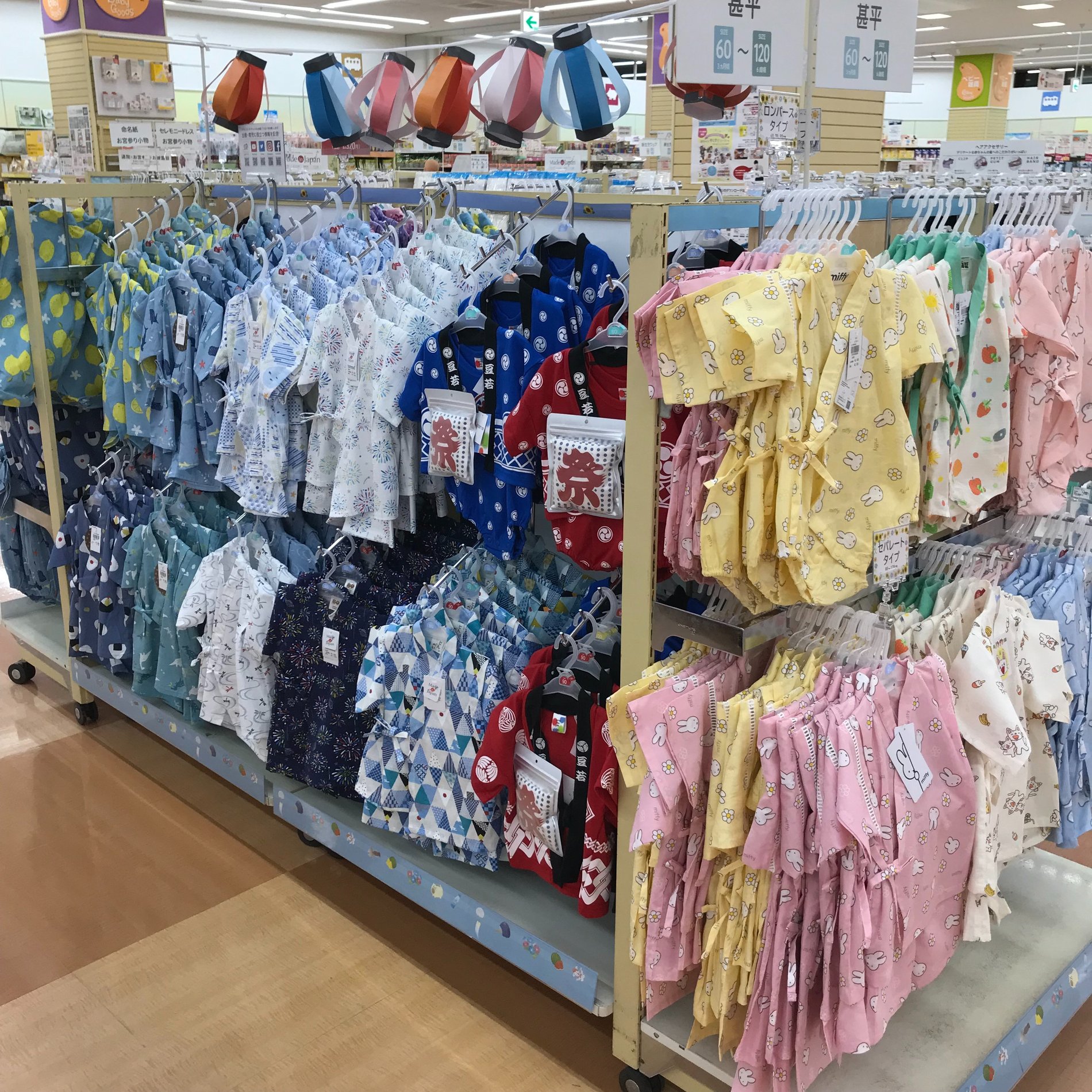 甚平各種入荷しました!
ベビー・キッズの可愛い甚平を多数取り揃えてお待ちしています!