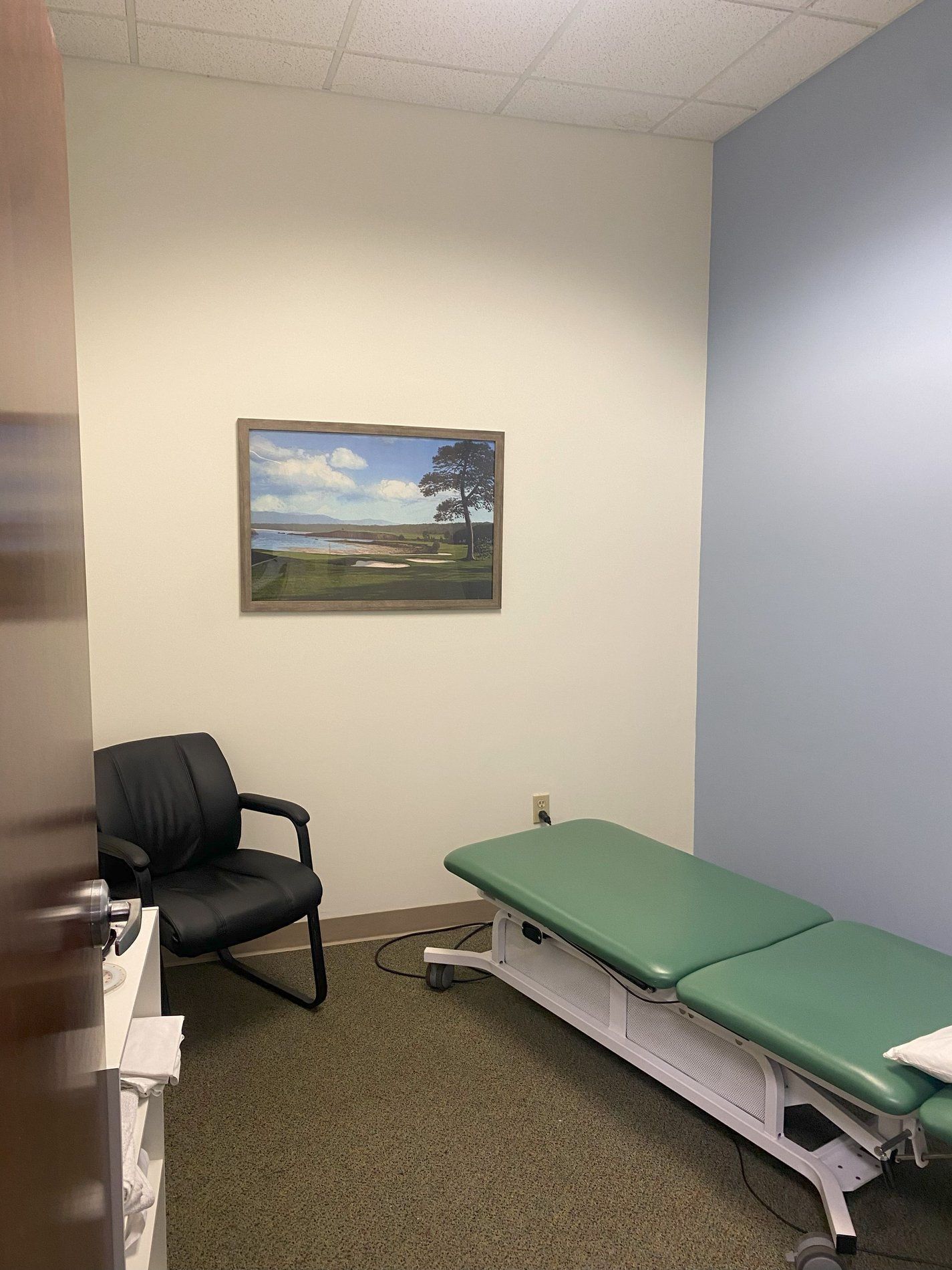 RI-EastGreenwich-BSPT inside patient care room with PT table.