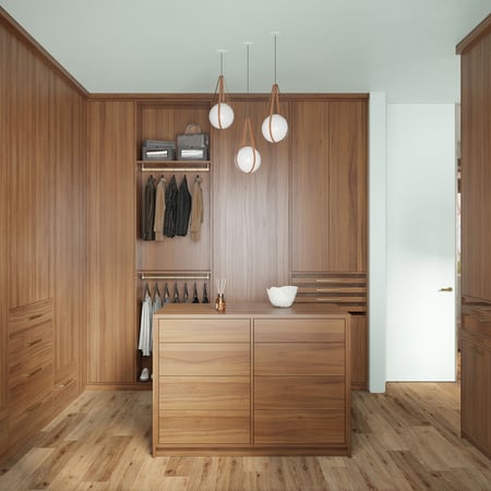 Estética de armario impulsada por Feng Shui Armario con acabado en madera natural y configuraciones de almacenamiento personalizadas, creado por California Closets.