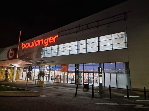 Devanture de nuit de votre magasin Boulanger Metz Metzanine, spécialiste en électroménager et multimédia.