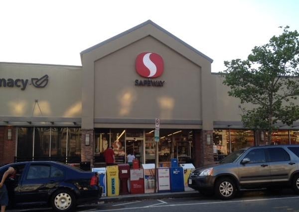 Safeway Store Front Picture at 1747 Columbia Rd NW in Washington DC