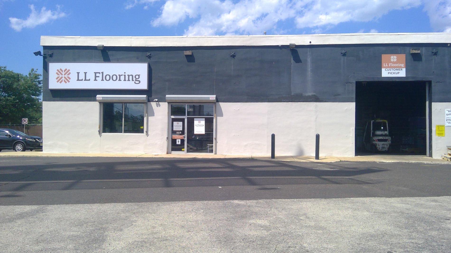 LL Flooring #1344 Philadelphia | 1530 South Columbus Blvd | Storefront