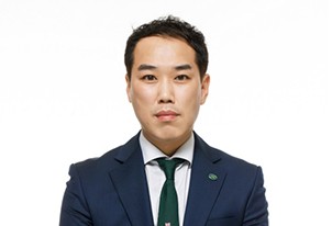 김하용's headshot
