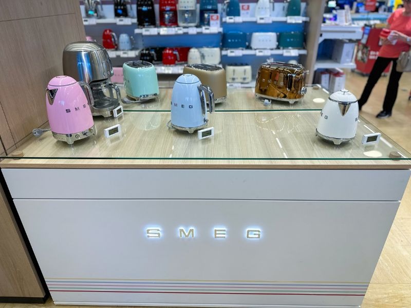 Le petit électroménager est mis en avant dans votre magasin boulanger avignon le pontet avec les grilles pains et bouilloires colorés de la marque SMEG.