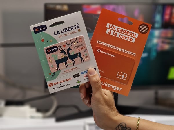 Carte cadeau tenue en main