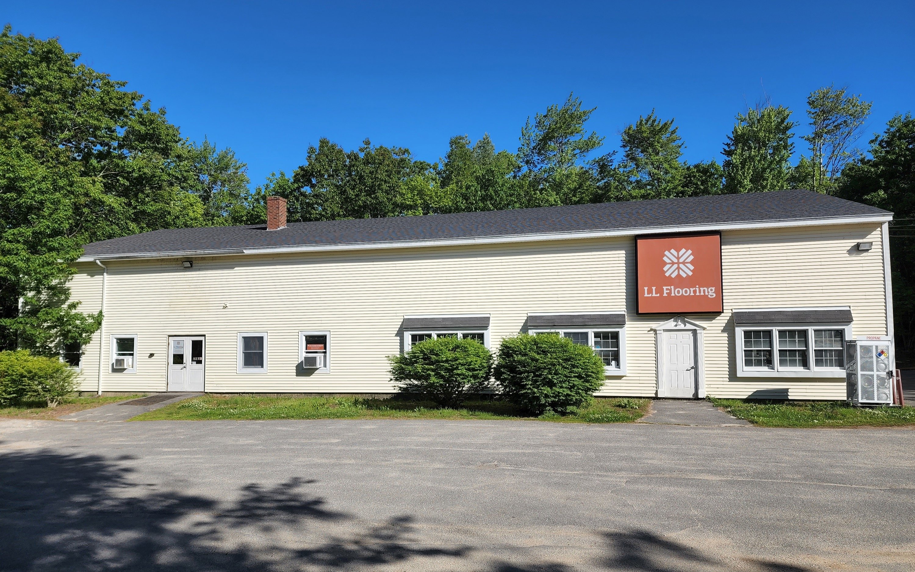 LL Flooring #1010 Scarborough | 443 US Route 1 | Storefront