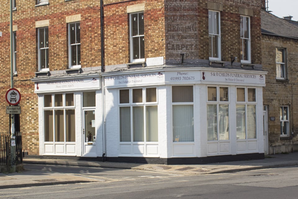 S & R Childs inc. Fisher & Townsend Funeral Directors in Witney, Oxfordshire.