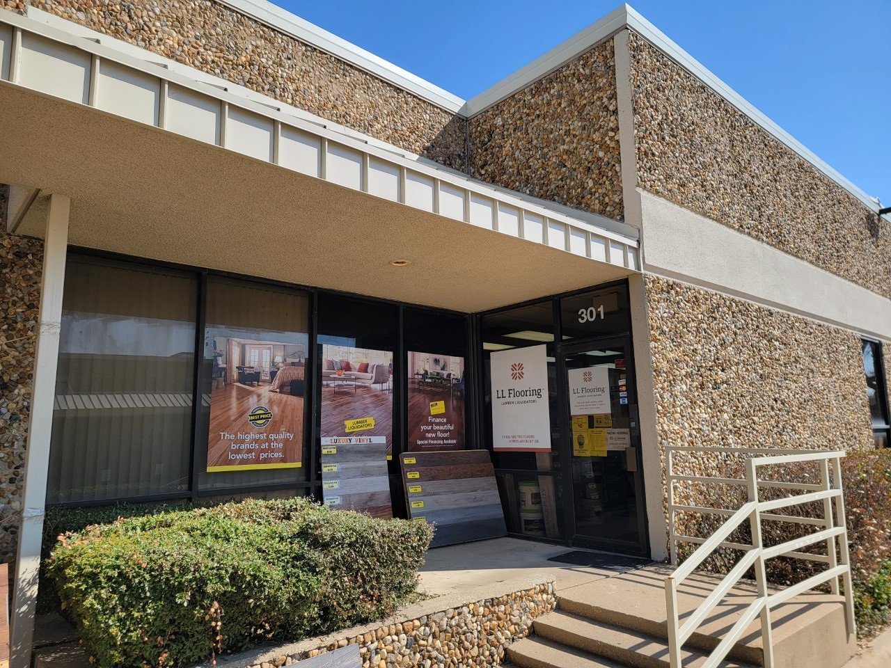 LL Flooring #1018 Carrollton | 1620 N I-35E | Storefront