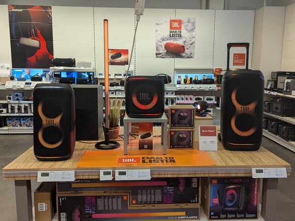 Enceinte partybox JBL au magasin Boulanger Mâcon.