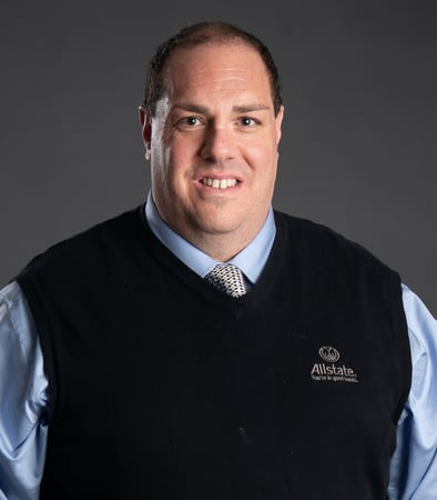 Male agent Thomas Fochetta profile photo in front of a grey background