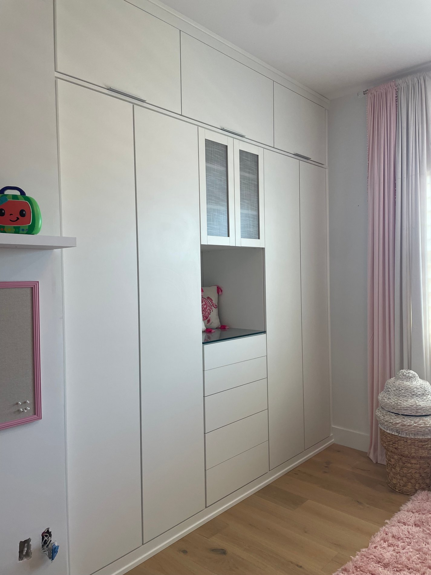 Dove Wardrobe with Push-to-Open Mechanism and Finger Pulls – Seamless Elegance Dove Wardrobe with Push-to-Open Mechanism and Finger Pulls – Seamless Elegance