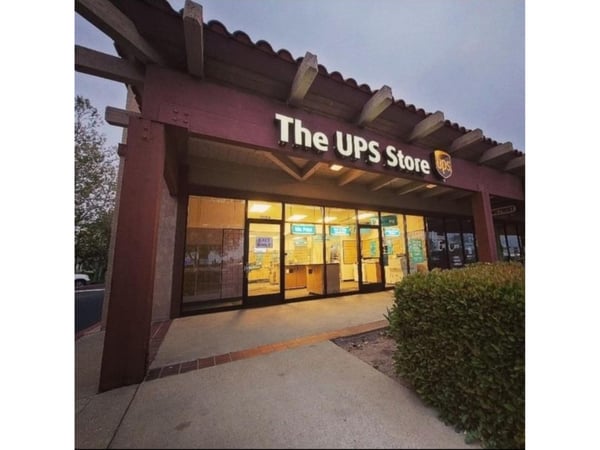 Fachada de The UPS Store CVS Pharmacy Shopping Center