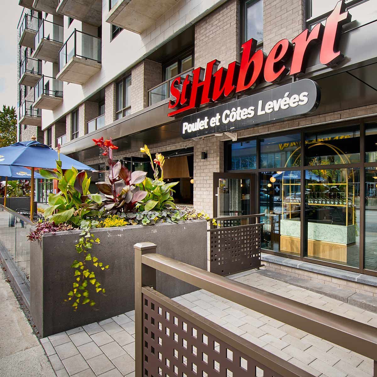 Restaurant et bar St-Hubert - Côte-des-Neiges (Montreal)