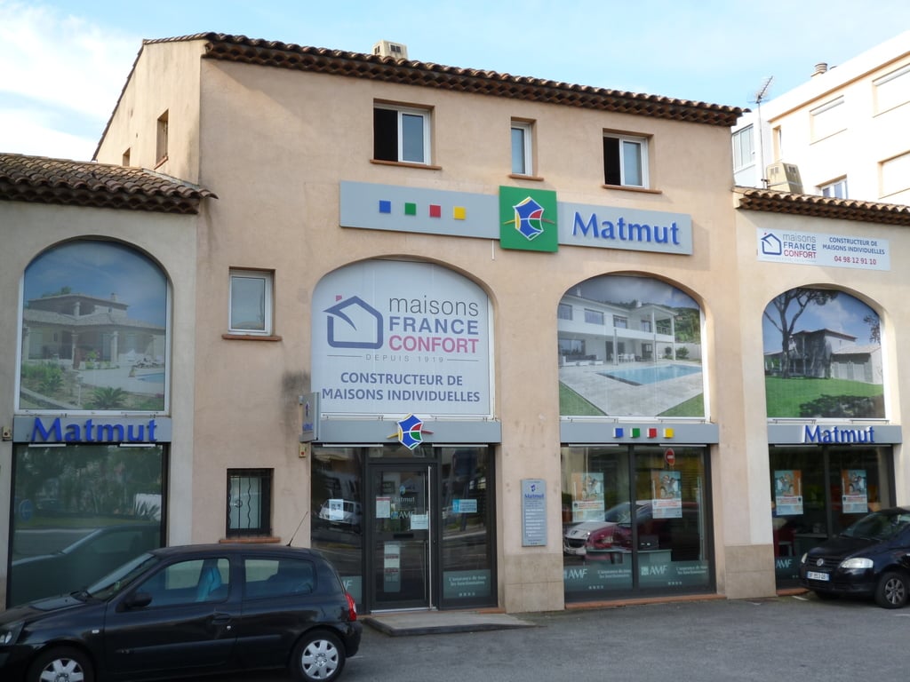 Façade de l'agence au 992 Avenue de Provence à Fréjus
