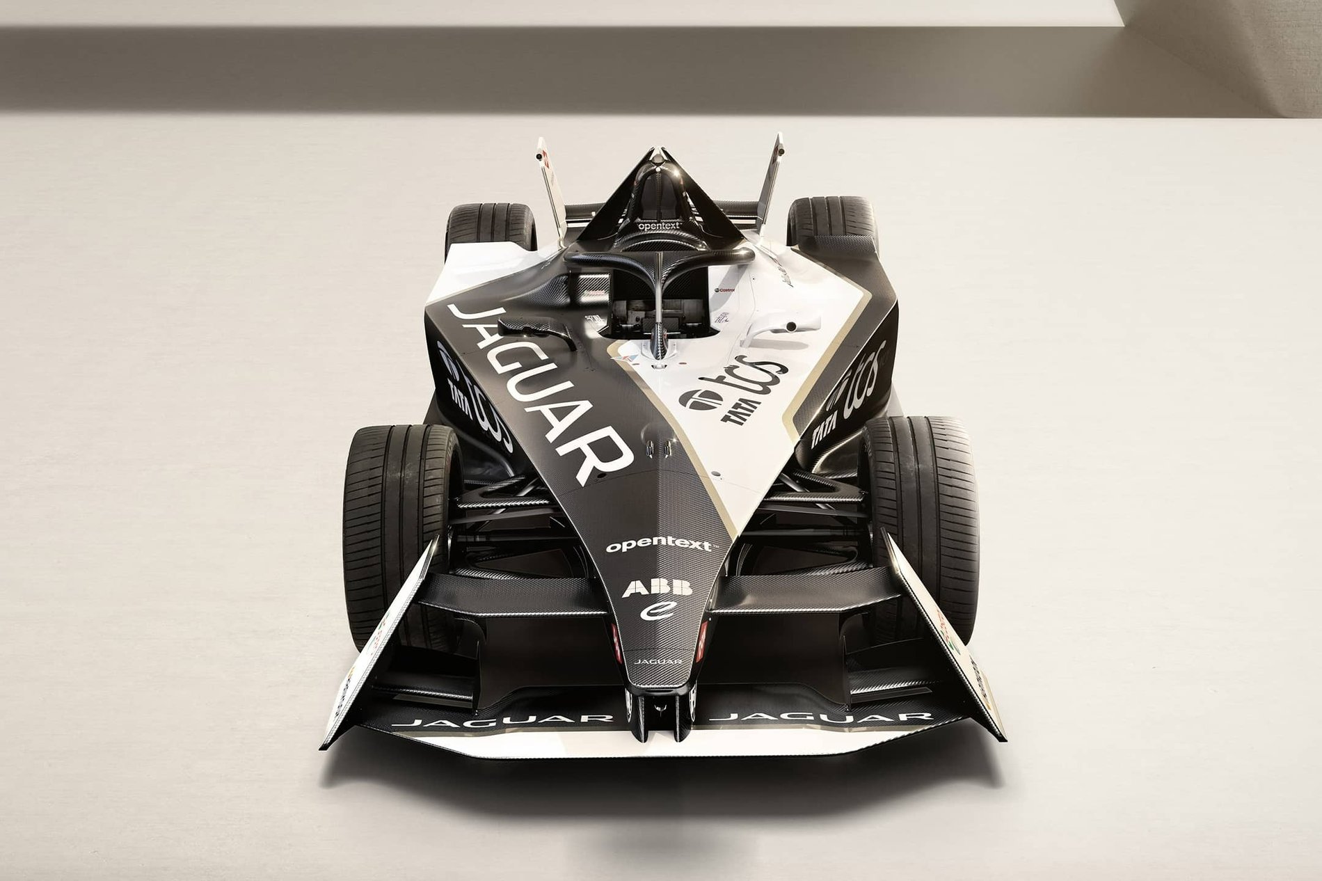 Viste de frente do carro de corrida da Jaguar I-TYPE 6