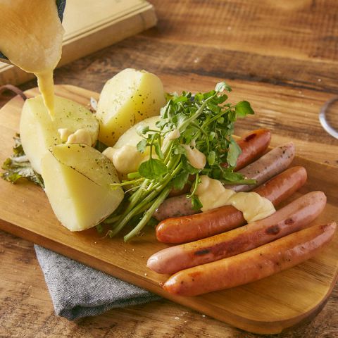 5種のABURIソーセージとポテトのとろーりチーズかけ