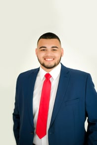 A headshot of Goosehead agent Julian Manes