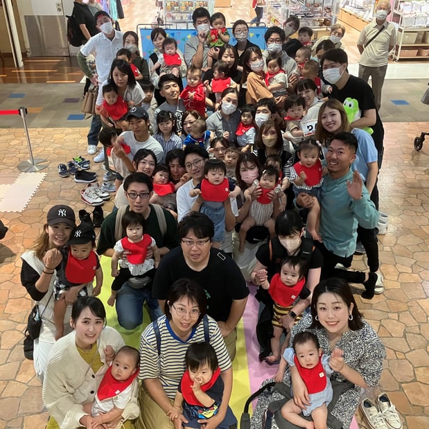 10/1(日)
赤ちゃんの日ハイハイレースにお越しいただきありがとうございました。
今回、会場でお配りした赤いスタイの赤には赤ちゃんの幸せや健康を願う気持ちが込められています。ぜひ、ご自宅でも使って下さいね♪
赤ちゃんの日ハイハイレースは今回限りですが通常のハイハイレースは今後も開催していく予定ですので、今後の開催もお楽しみに!!
また、ハイハイしに来てくださいね♪