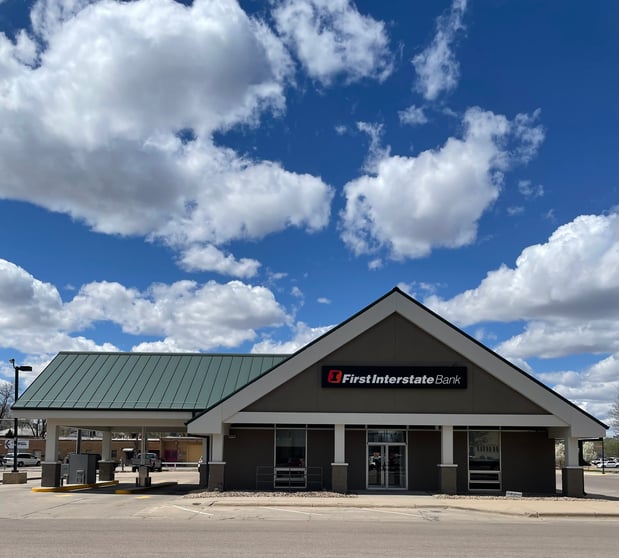 Exterior image of First Interstate Bank in Kearney, NE.