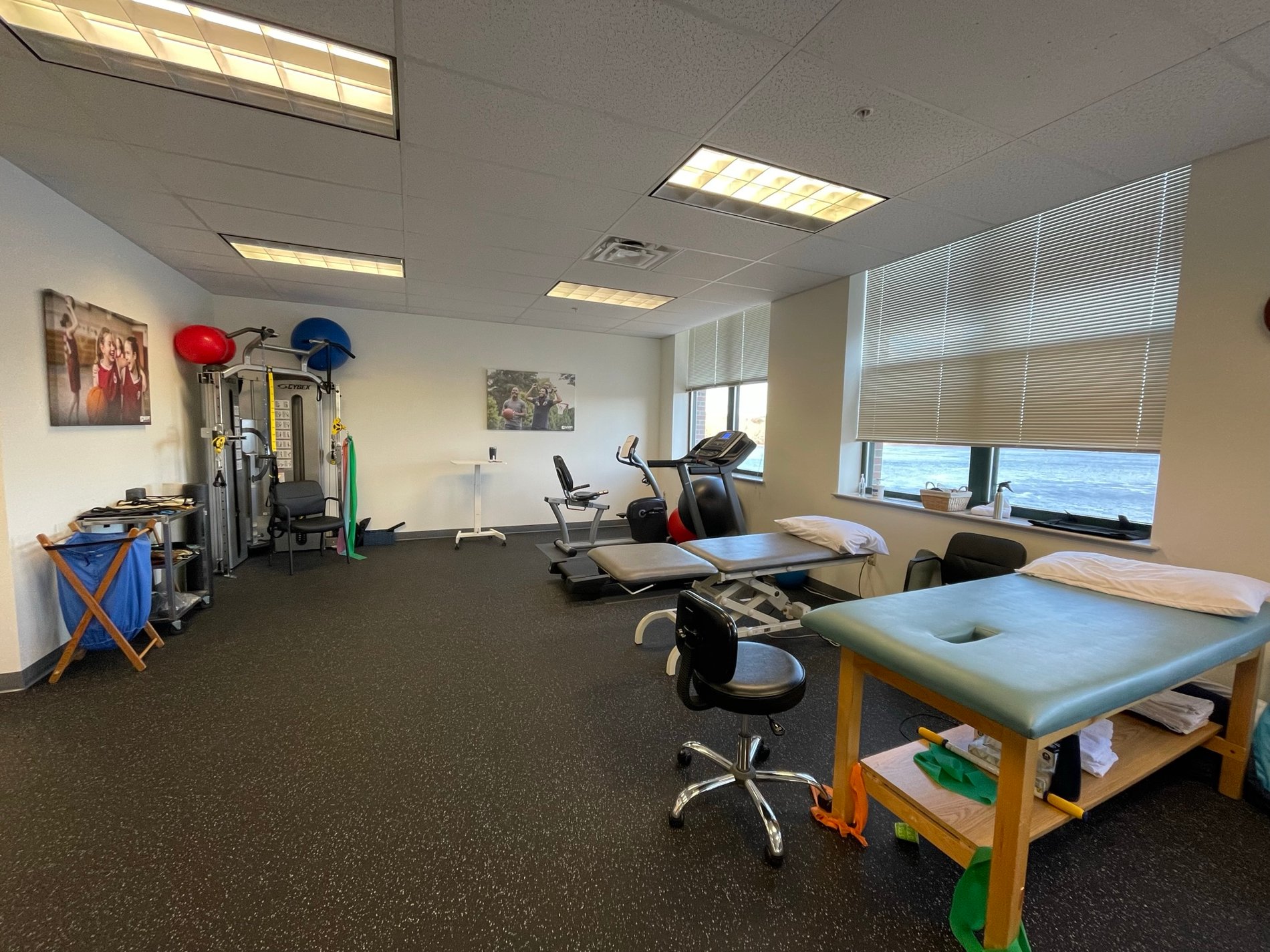ME-Topsham-MVPT patient care area showing PT Tables and equipment.