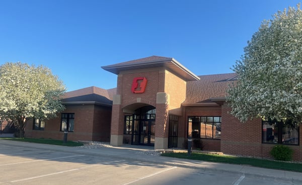 Exterior image of First Interstate Bank in Aberdeen, SD.