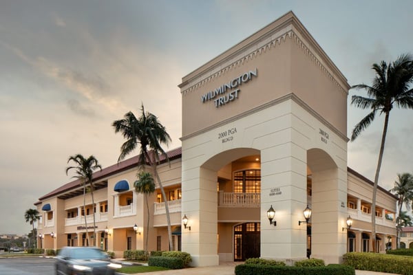 The front entrance of Wilmington Trust's West Plan Beach location