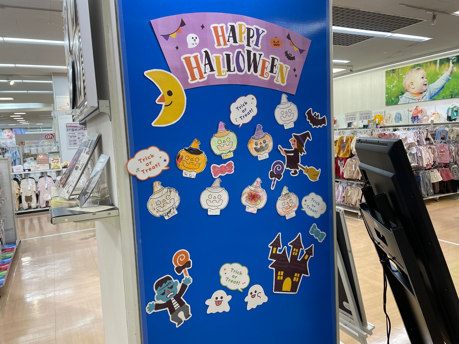 ★みんなでつくるおおきなえ★
~Happy Halloween~
Trick or Treat !! おかしをちょうだい♪♪
ぬりえを持ってきてくれたらお菓子をプレゼント!