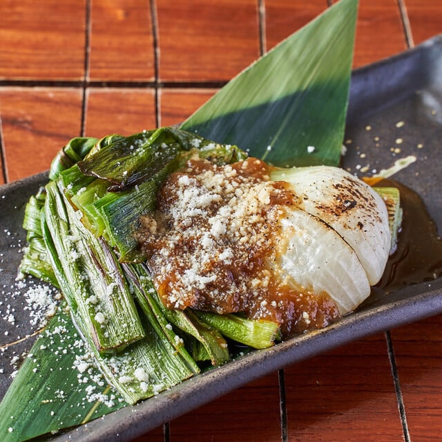 葉玉葱の炉端焼き オニオンソース