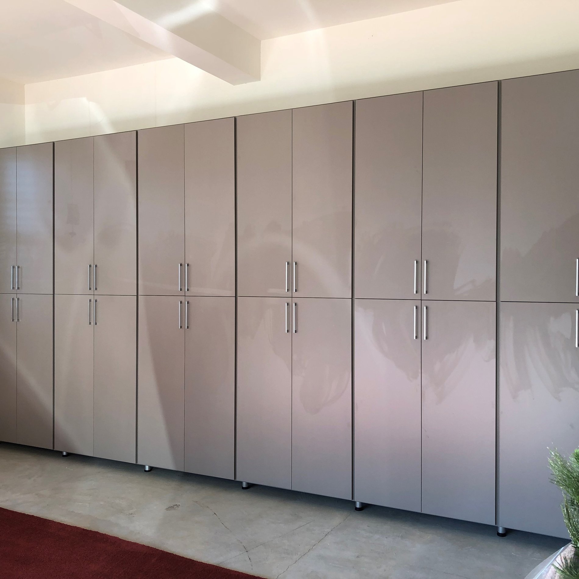 Closed Garage System with High-Gloss Doors Closed Garage System with High-Gloss Doors