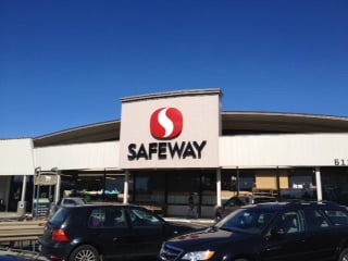 Safeway store front picture of 611 S Meridian in Puyallup WA