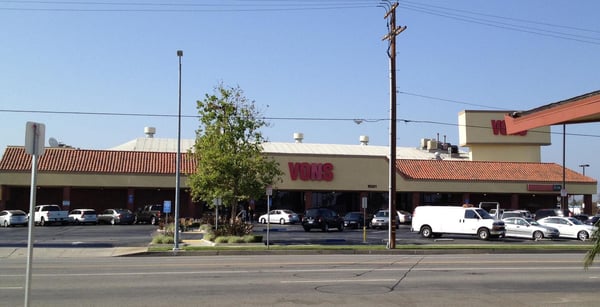 Vons Store Front Picture at 10321 Sepulveda Blvd in Mission Hills CA