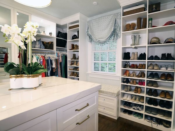 Walk in close with shelves and drawers