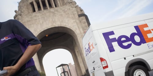 Mensajería y camión de FedEx