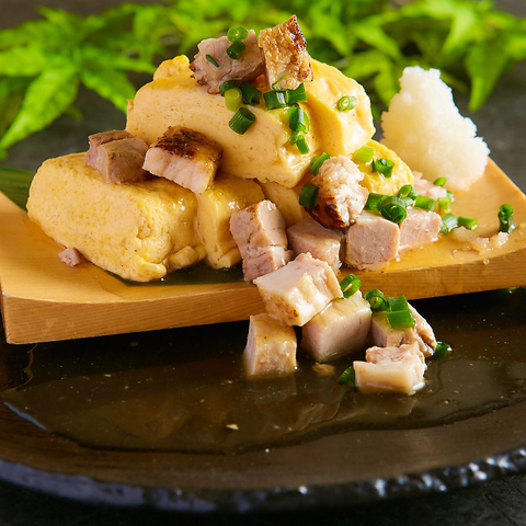 じっくり煮込んだトロ肉のぶっかけ出汁巻き玉子