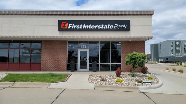 Exterior image of First Interstate Bank in Sioux City, IA.