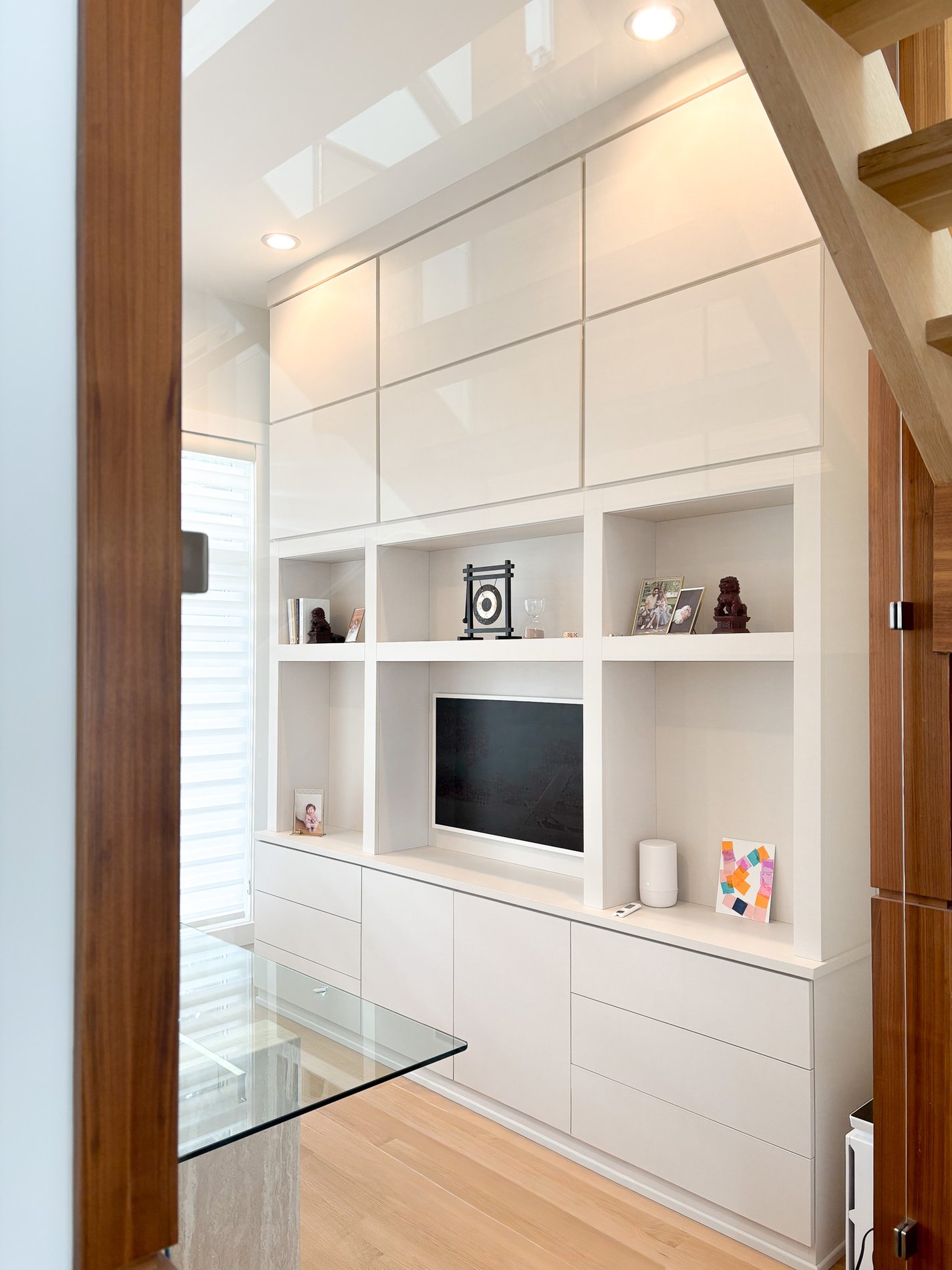 Modern Luxe Office Modern office design in all white with flat high gloss door fronts, thick shelving and partitions, and drawers.