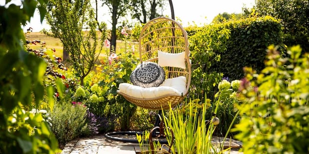 Garten mit Stuhl in der Mitte