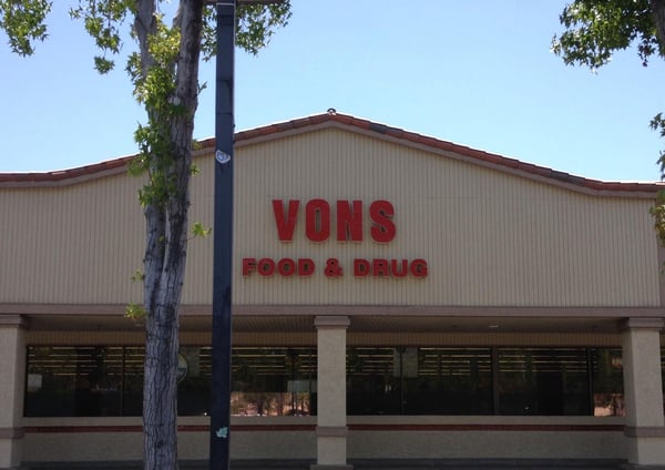 Vons Store Front Picture at 2048 Agenda De Los Arboles in Thousand Oaks CA