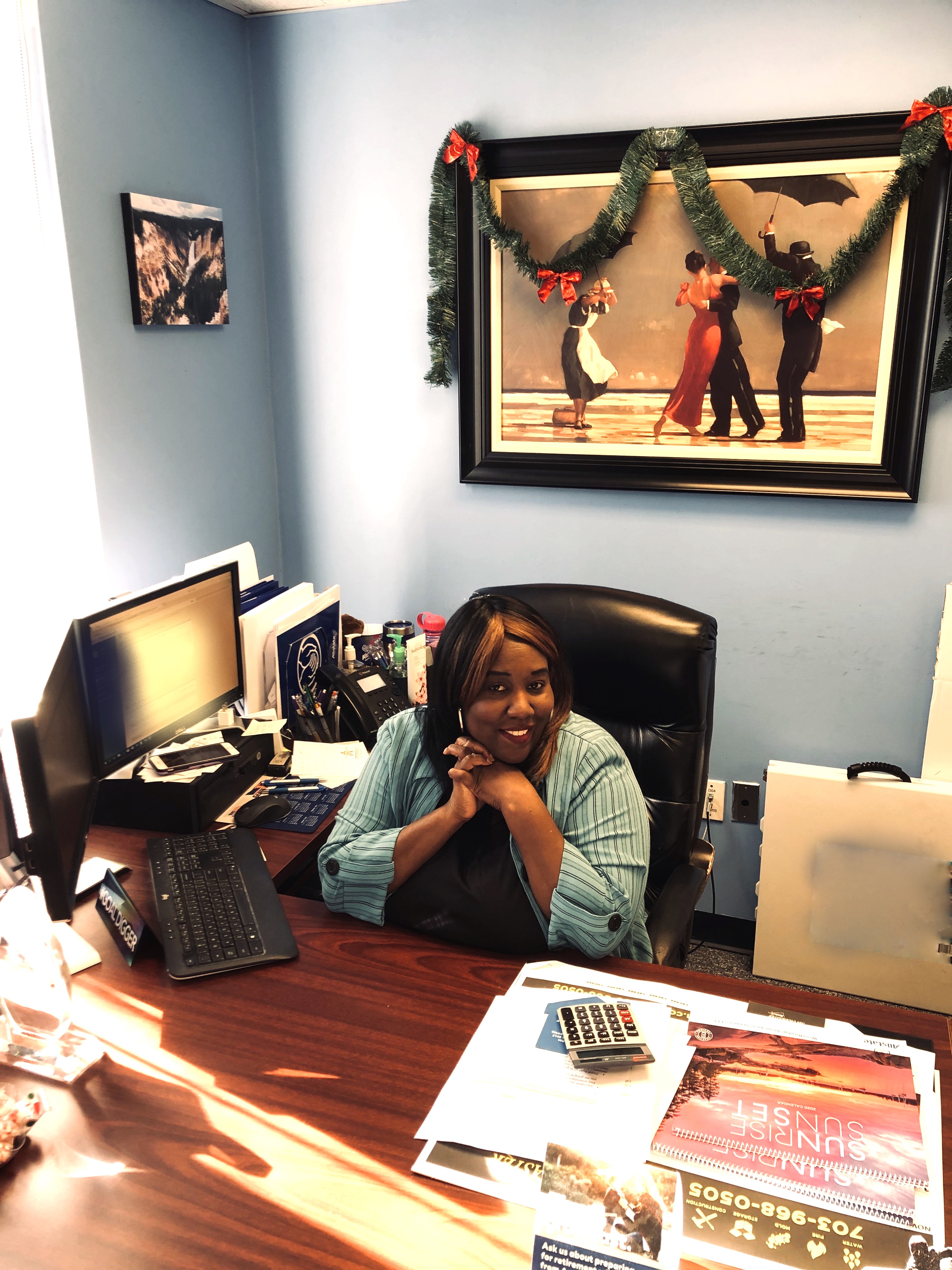 Nicole is ready for the holidays and ready to help you become an Allstate customer!