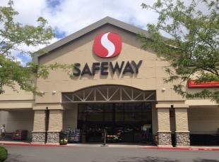 Safeway Store Front Picture at 15570 SW Pacific Highway in King City OR