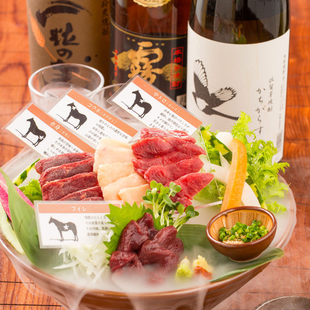当店名物のひとつ!馬刺しの盛り合わせ!