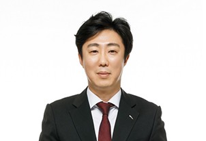 김하용's headshot