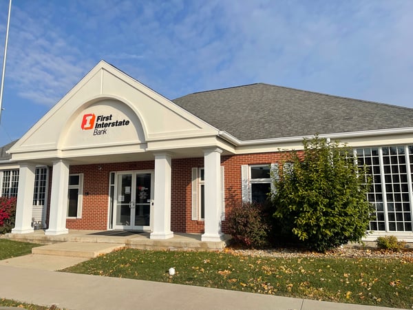 Exterior image of First Interstate Bank in Iowa