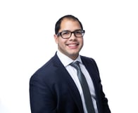 A headshot of Goosehead agent Derek Acosta