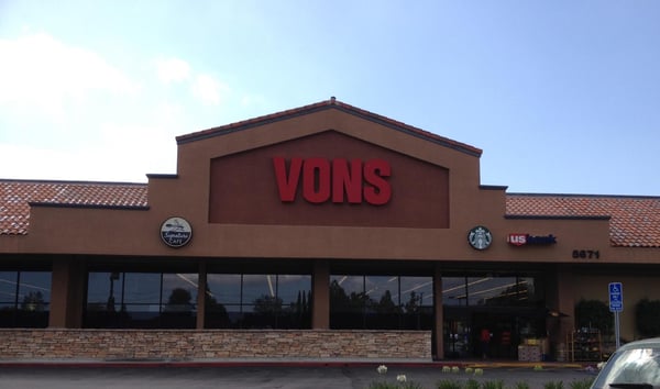 Vons Store Front Picture at 5671 Kanan Rd in Agoura CA