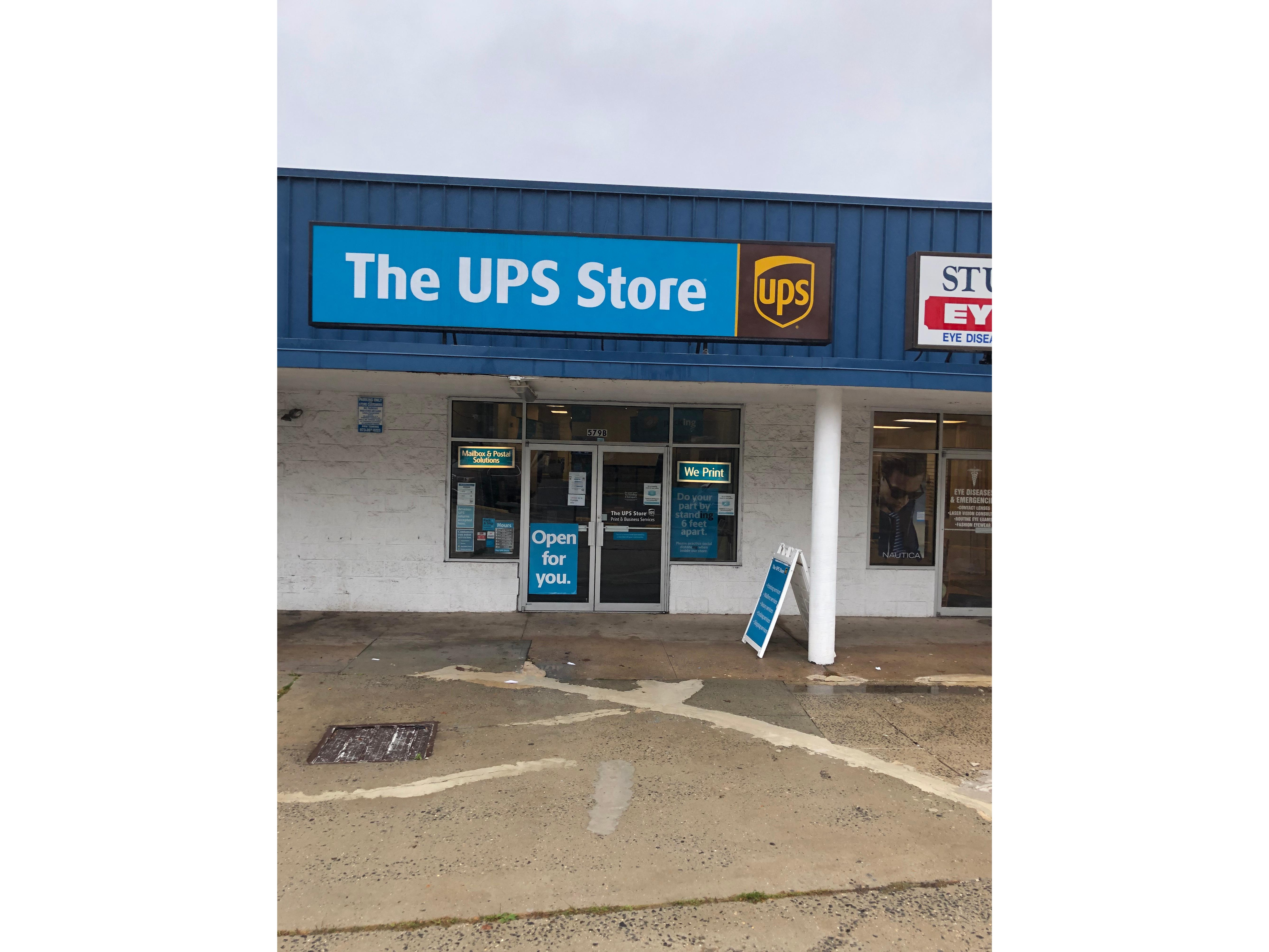Facade of The UPS Store Roselle