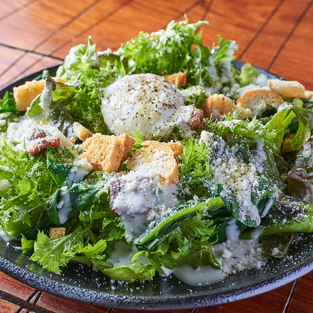 鹿ベーコンと炭焼きチンゲン菜のシーザーサラダ